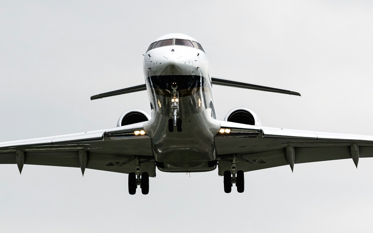 Jet privé vu de face en approche.